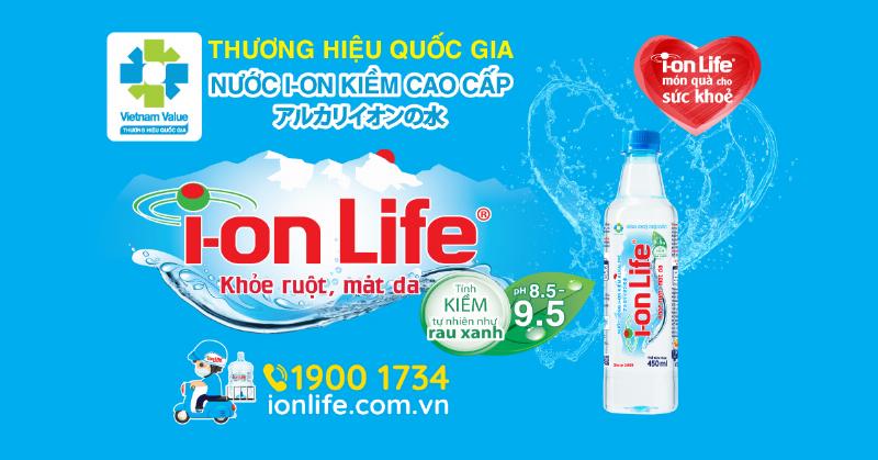Người tiêu dùng so sánh giá các loại nước uống đóng chai 2 lít tại siêu thị